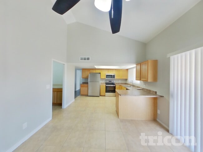 Building Photo - 4901 W Dahlia Dr