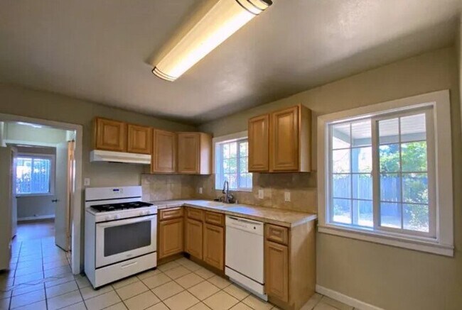 Foto del edificio - 2664 Larkspur Ln