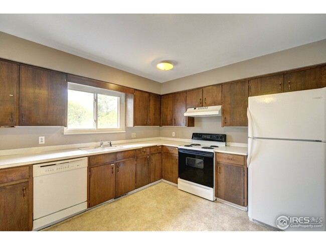 Kitchen - 1313 Skyline Dr