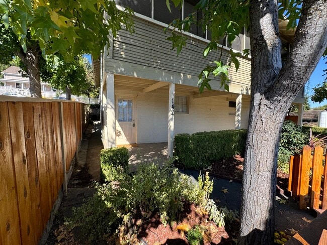 Building Photo - Close to everything super clean single lev...