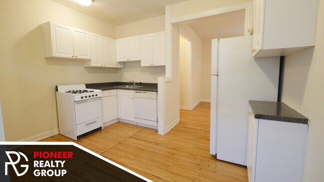 Foto del edificio - 3732 N Pine Grove Ave