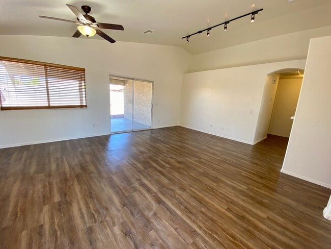 Foto del edificio - 3 Bed 2 Bath Corner Lot
