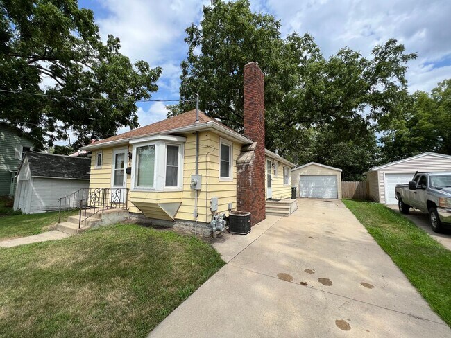 Foto del edificio - 3-Bed, 1-Bath House with a Garage near Dow...