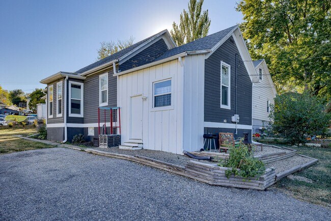Building Photo - Charming 2 Bedroom Just Minutes from the O...