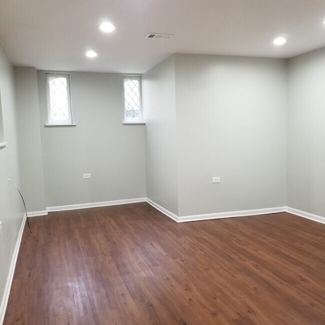 Building Photo - 5725 N Kimball Ave