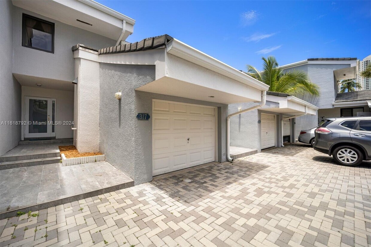 Primary Photo - 317 Poinciana Island Dr