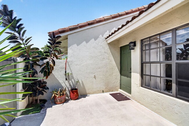 Building Photo - 460 Hardwood Pl
