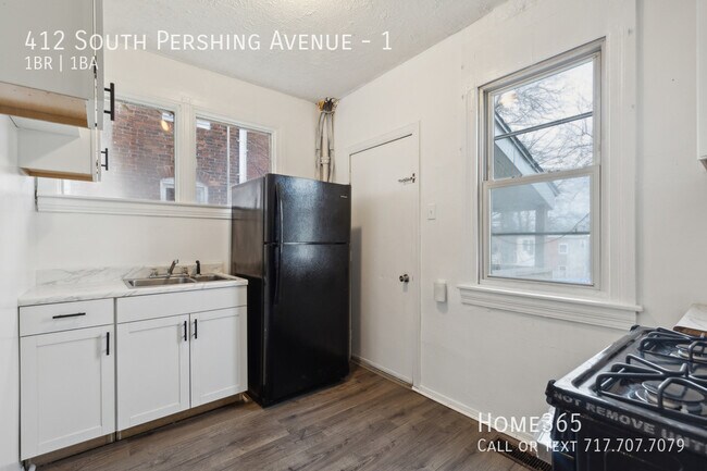 Foto del edificio - Beautiful amply Hometown Unit at York Awaits!