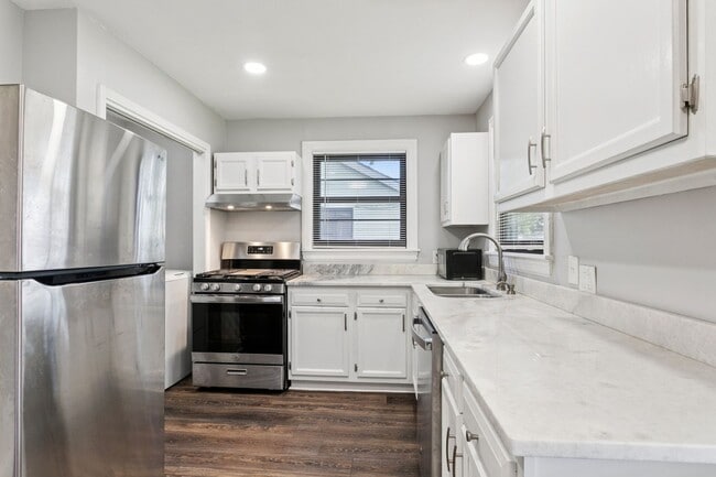 Building Photo - **Charming Family Retreat in the Heart of ...