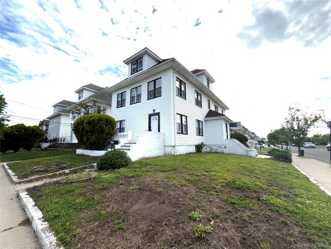 Building Photo - 517 Laurelton Blvd