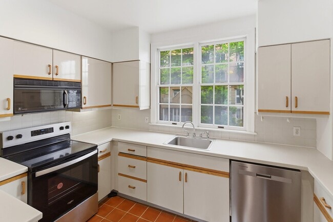 Building Photo - 204 Shearwater Ct W
