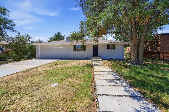 Foto del edificio - 4-bedroom, 4 bath home with 2 car garage