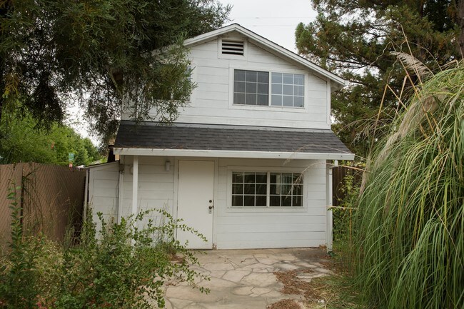 Parte posterior de la casa - 2324 England Ln