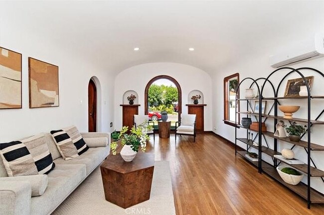 Foto del edificio - 6109 Falcon Ave