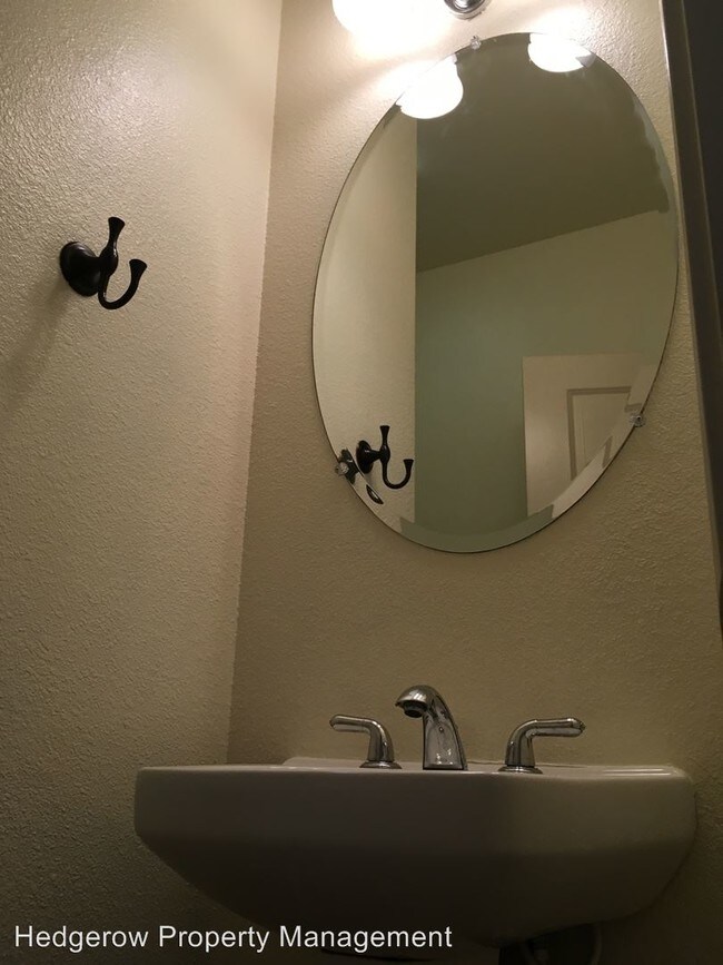 Foto del edificio - 975 Chelebrooke Ct