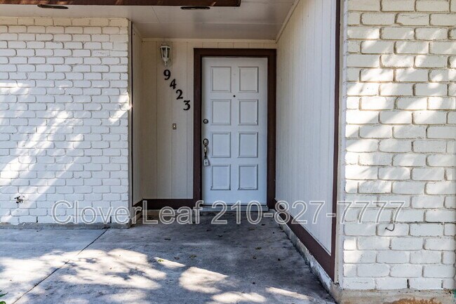 Foto del edificio - 9423 Cliff Way St