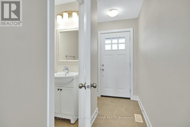 Building Photo - 81 Whitcomb Cres