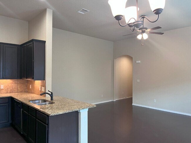 Foto del edificio - Granite Counters, High Ceilings & More – S...