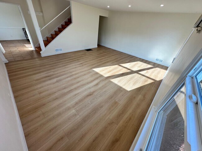 Foto del edificio - 1544 S Beverly Glen Blvd