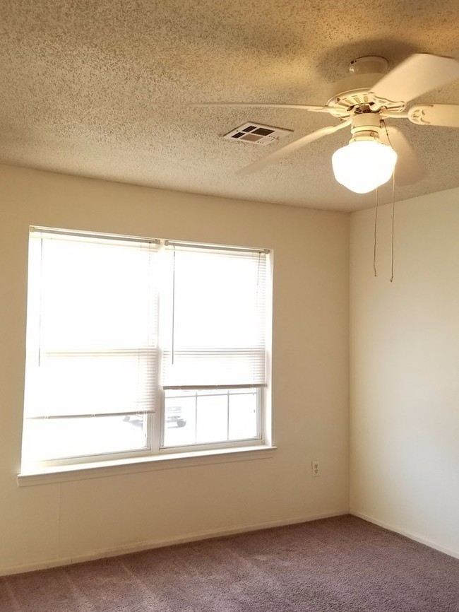 Building Photo - Nice 3 bedroom 2 bath apartment