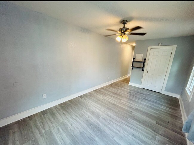 Building Photo - Well located One bed/One bath with in Unit Laundry