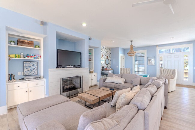 Building Photo - 152 Avenue of Oaks