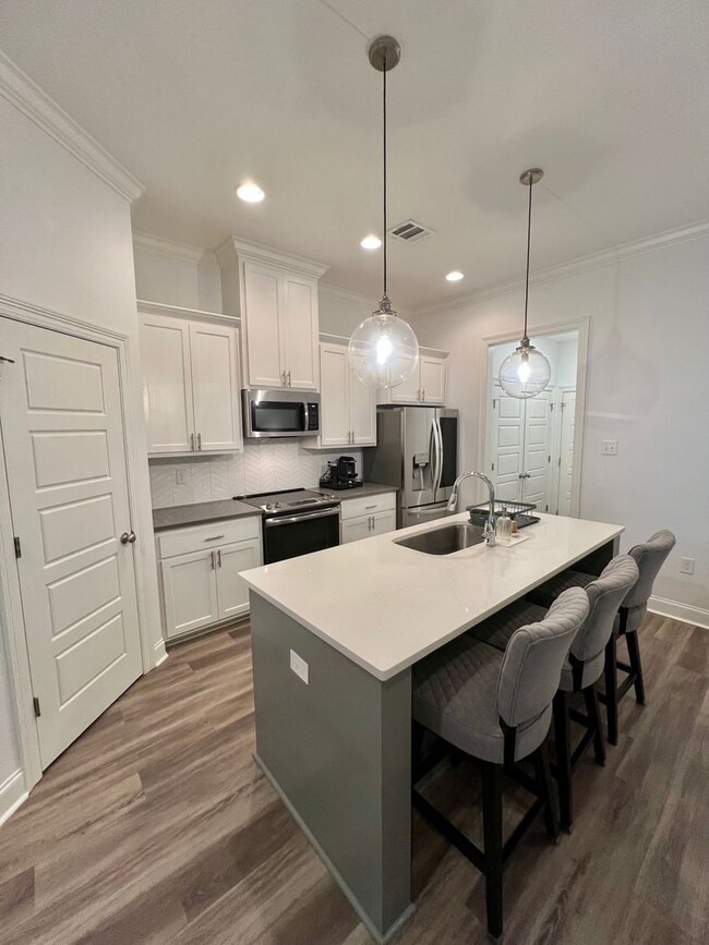 Building Photo - SPACIOUS 3 BEDROOM HOME WITH ALL UTILITIES INCLUDED