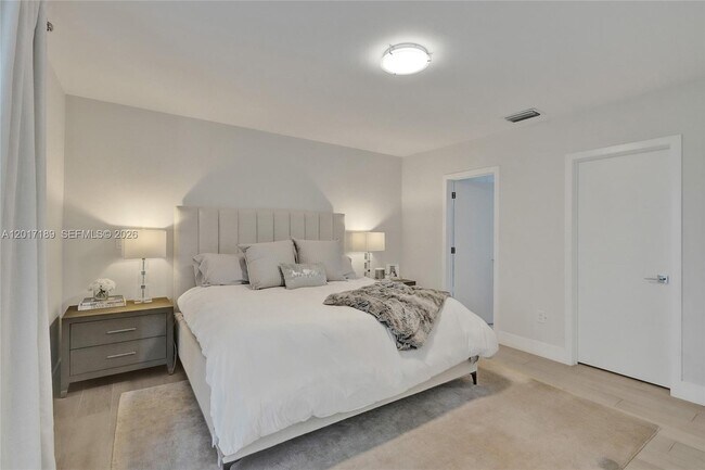 Building Photo - 2851 SW 33rd Ct