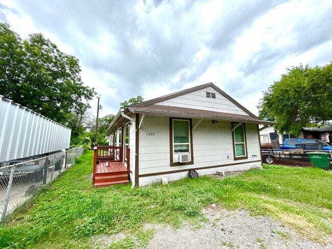 Building Photo - *MOVE IN SPECIAL* 2 Bedroom / 1 Bath Unit Near Lackland AFB!