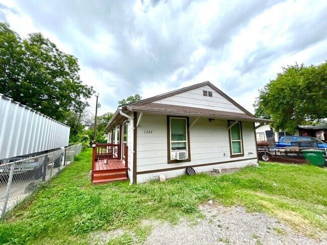 Foto del edificio - *MOVE IN SPECIAL* 2 Bedroom / 1 Bath Unit Near Lackland AFB!