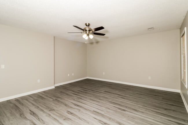 Building Photo - 213 Taylor Dr