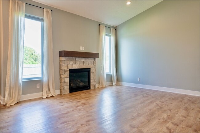 Building Photo - Luxury Townhome