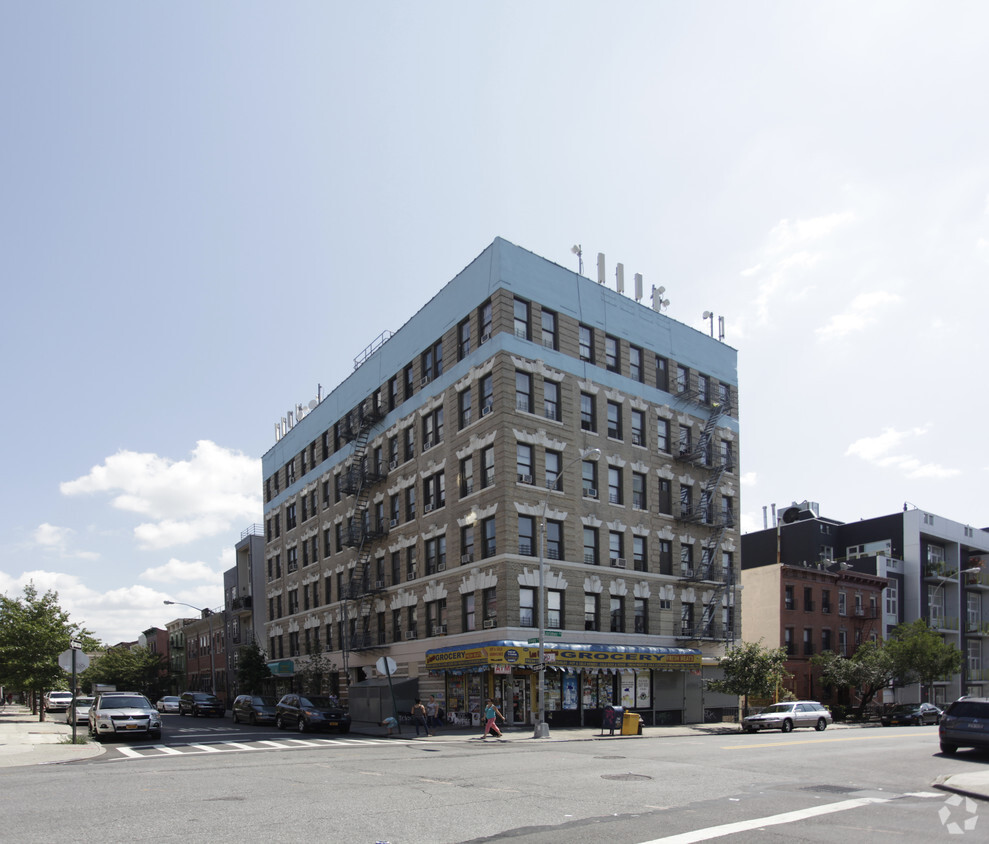 Primary Photo - 400 Lorimer St