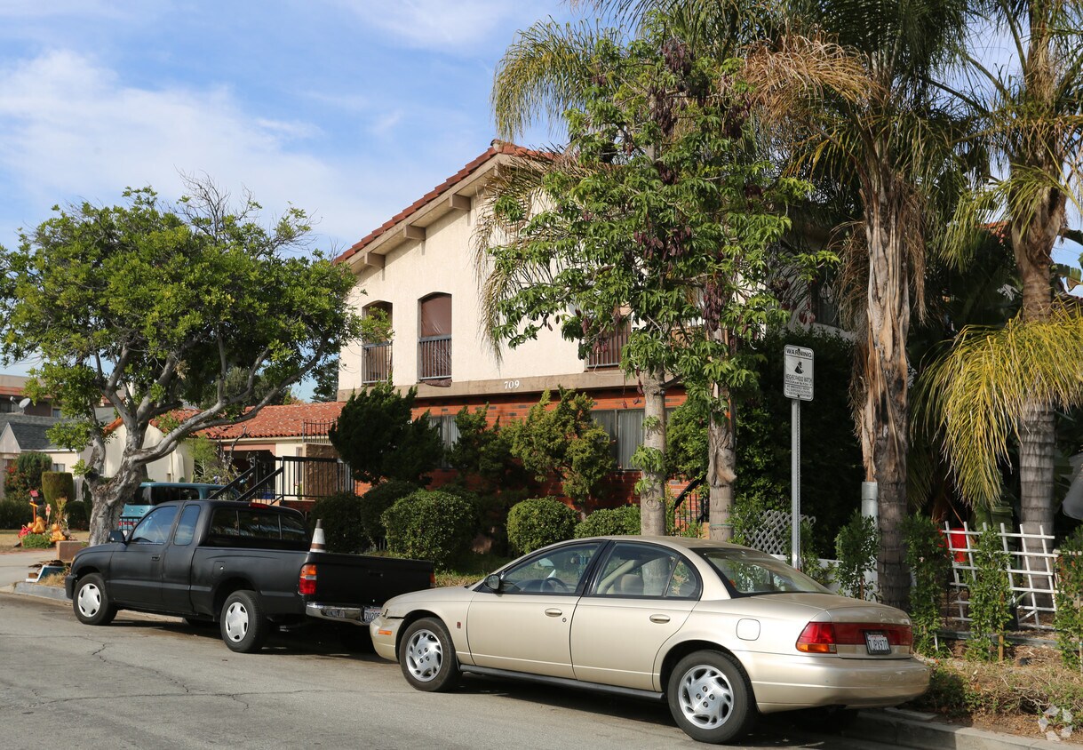 Building Photo - 709 W Dryden St