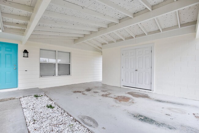 Building Photo - Charming 3/2 Spacious Home with a Large Co...