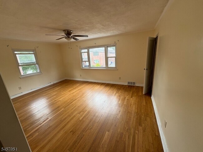 Foto del edificio - 138 Midland Pl