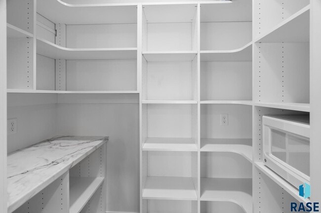 Building Photo - 1137 N Thompson Ave