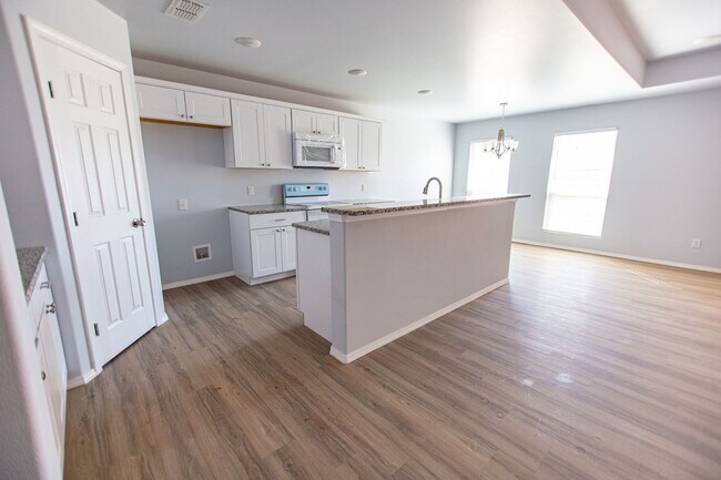 Foto del edificio - Spacious 4-Bedroom Home – Your Family’s Next Chapter!