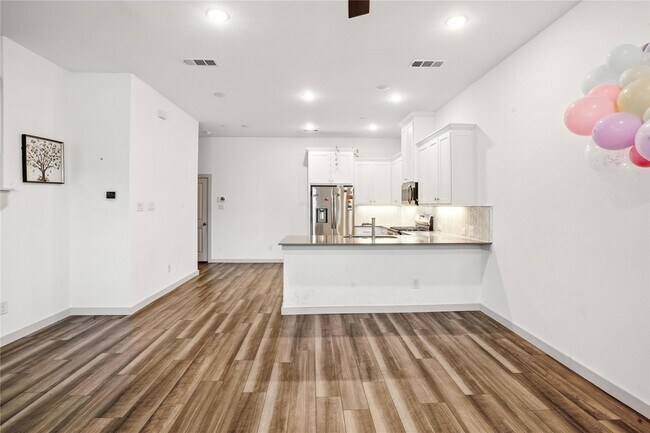 Foto del edificio - 6441 Iron Horse Blvd
