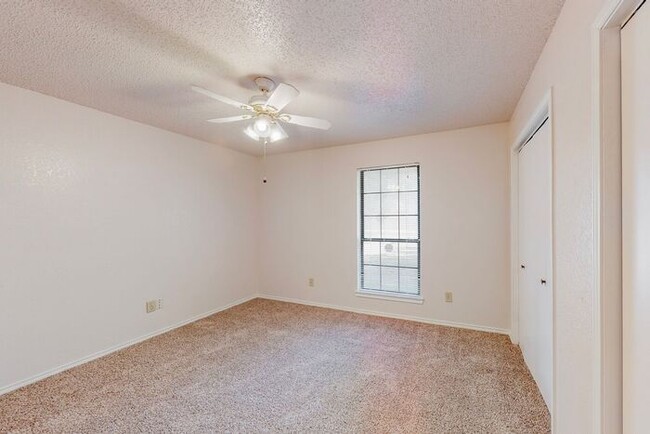 Building Photo - 2 Bedroom Arlington Duplex in Overland Sta...