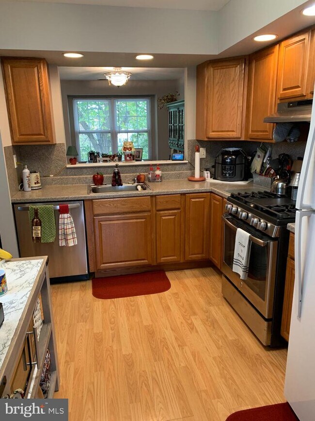 Foto del edificio - 671A Rose Hollow Dr