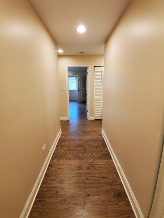 Building Photo - 1002 Castilian Ct