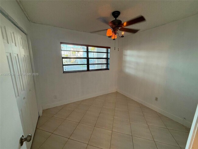 Foto del edificio - 18200 Mediterranean Blvd