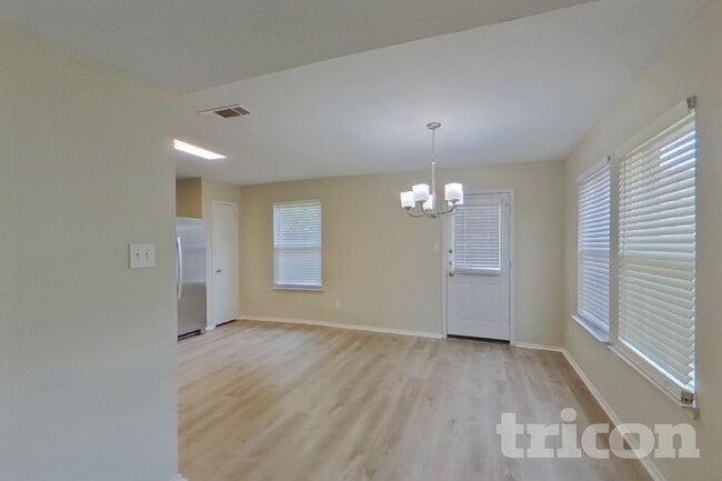 Building Photo - 5423 Sabine Ln