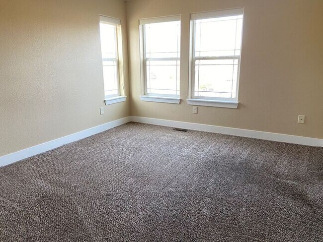 Foto del edificio - Beautiful Town Home, Close to CSU