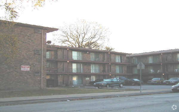 Primary Photo - 551-561 Wentworth Ave