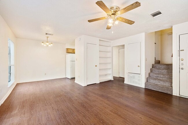 Building Photo - Charming 2-Story Townhouse Apartment in Lo...