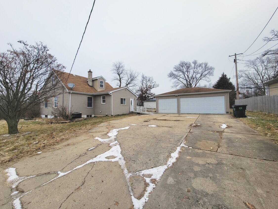 9 E Washington St, Round Lake Park, IL 60073 House Rental in Round