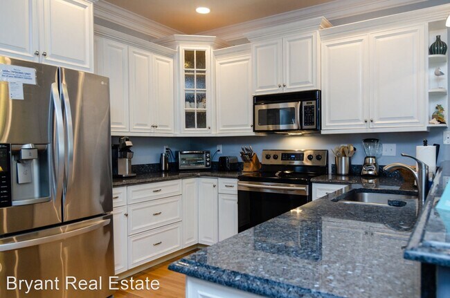 Building Photo - 4 br, 3.5 bath House - 202 North Fort Fish...