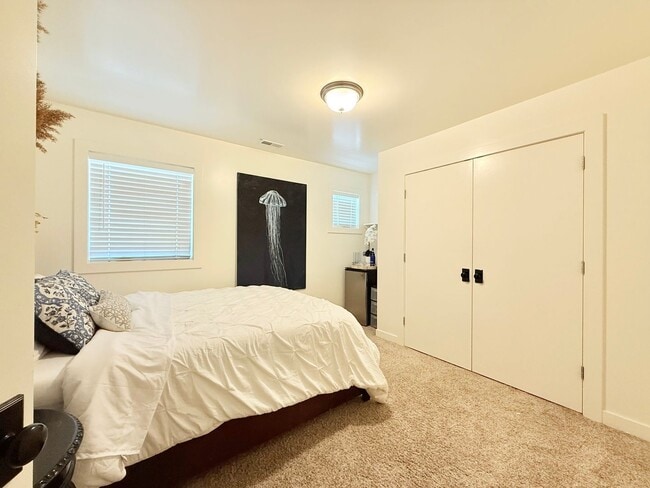 Building Photo - 247 S 700 W